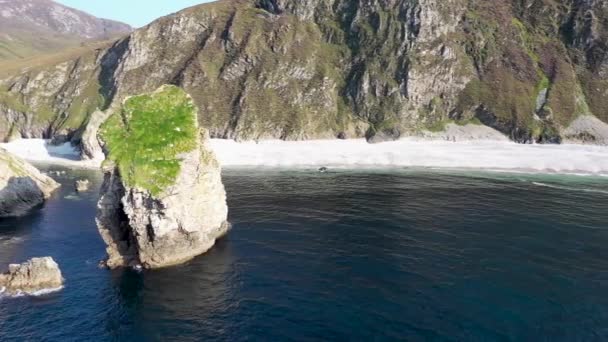 Fylig above the Southern, Centre and Jenga Stack at Glenlough bay between Port and Ardara in County Donegal is Irelands most remote bay — Stock Video