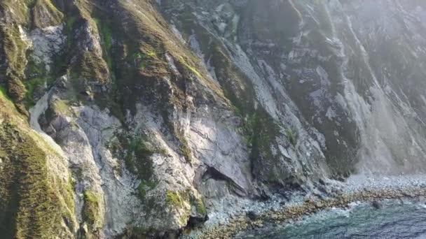 Volare sulle scogliere della baia di Glenlough tra Port e Ardara nella contea di Donegal è la baia più remota d'Irlanda — Video Stock