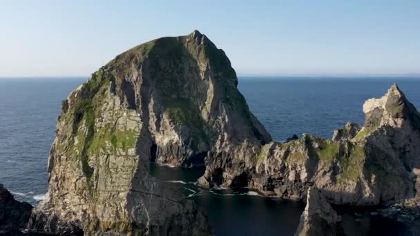 Donegal 'in limanı ile Ardara arasındaki Glenlough körfezindeki Cnoc na Mara, korku ve Tormore Adası' na doğru uçmak Ireland 'ların en uzak körfezidir. — Stok video