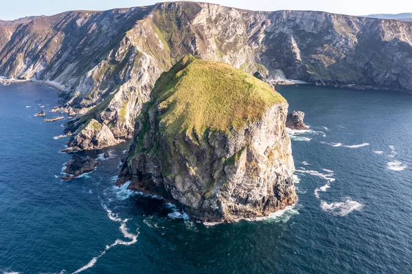 Вид з повітря на острів Тормор через порт між Ардарою і Гленколлє в графстві Донегал - найвищий морський стек в Ірландії. — стокове фото