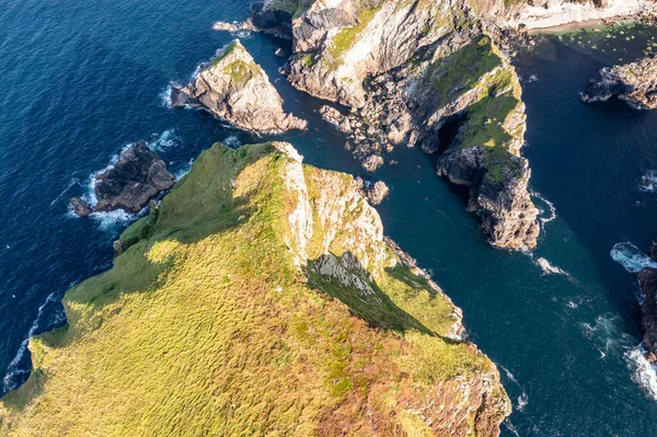 Vista aérea de Tormore Island a pilha escondida e Cobblers torre por Porto entre Ardara e Glencolumbkille no Condado de Donegal — Fotografia de Stock