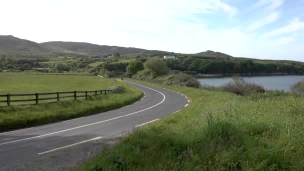 El R268 junto a Lough Swilly con Fort Dunree y las colinas de Urris en el fondo - Donegal, Irlanda — Vídeo de stock