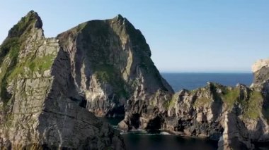 Donegal 'in limanı ile Ardara arasındaki Glenlough körfezindeki Cnoc na Mara, korku ve Tormore Adası' na doğru uçmak Ireland 'ların en uzak körfezidir.