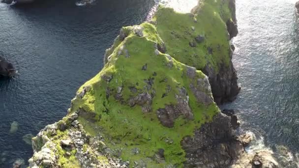 Volare sopra la Cobblers Tower a Glenlough baia tra Port e Ardara nella contea di Donegal è Irlanda baia più remota — Video Stock