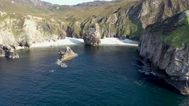 Fylig boven de Southern, Centre en Jenga Stack bij Glenlough Bay tussen Port en Ardara in county Donegal ligt de meest afgelegen baai van Ierland. — Stockvideo