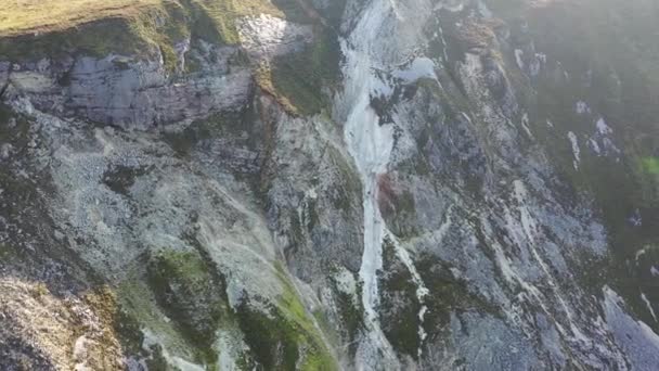 Літаючи по скелях затоки Гленлоу між Порт і Ардарою в графстві Донегал, найвіддаленіша бухта — стокове відео