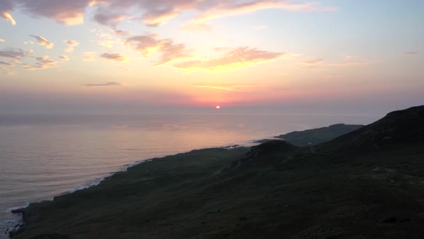 Erstaunlicher Sonnenuntergang am Crohy Head in der Grafschaft Donegal - Irland — Stockvideo