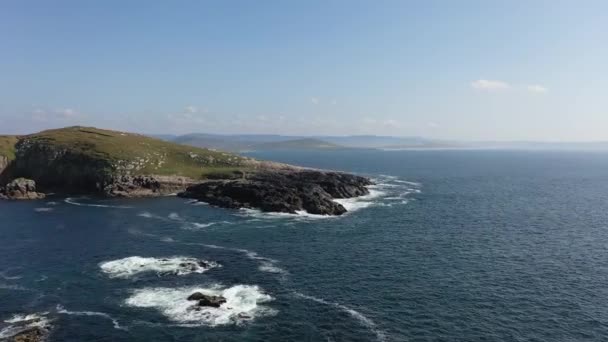Widok z lotu ptaka na wybrzeże przez Marmeelan i Falcorrib na południe od Dungloe, hrabstwo Donegal - Irlandia — Wideo stockowe