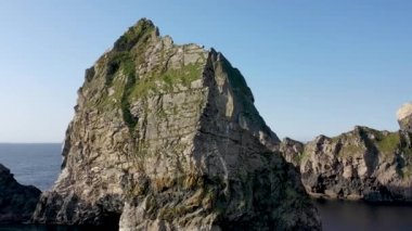 Donegal 'in limanı ile Ardara arasındaki Glenlough körfezindeki Cnoc na Mara, korku ve Tormore Adası' na doğru uçmak Ireland 'ların en uzak körfezidir.