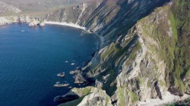 Glenlough Körfezi 'ndeki Cobblers Kulesi' nin üzerinde Donegal 'de Port ve Ardara arasında uçmak Ireland Körfezi' nin en ücra köşesidir.