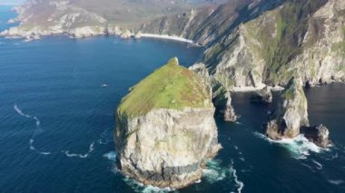 Ardara ve Glencolumbkille arasındaki Limandaki Tormore Adası 'nın İrlanda' daki en yüksek deniz yığını.