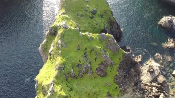 Volar por encima de la Torre Cobblers en la bahía de Glenlough entre Port y Ardara en el Condado de Donegal es Irelands la bahía más remota — Vídeo de stock