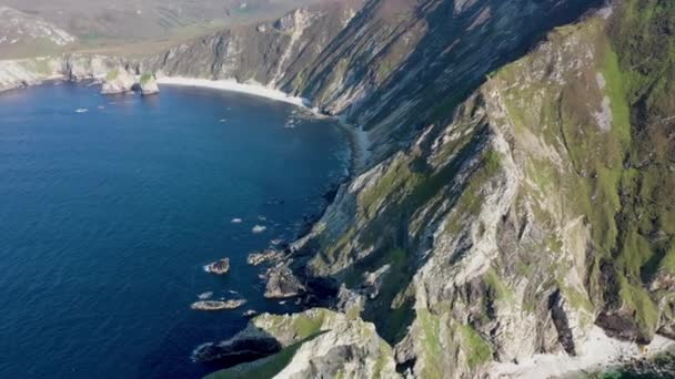 Glenlough Körfezi 'ndeki Cobblers Kulesi' nin üzerinde Donegal 'de Port ve Ardara arasında uçmak Ireland Körfezi' nin en ücra köşesidir. — Stok video