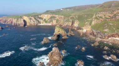 Crohy Head Sea Arch, County Donegal, İrlanda 'daki kayaların hava görüntüsü..