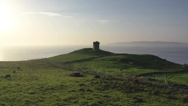 Vue aérienne de la tour de signalisation de Crohy Head à Maghery par Dungloe - Irlande — Video