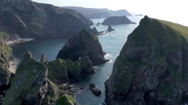 Glenlough Körfezi 'ndeki Cobblers Kulesi' nin üzerinde Donegal 'de Port ve Ardara arasında uçmak Ireland Körfezi' nin en ücra köşesidir.