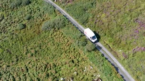 Donegal, Irlanda - 07 de setembro de 2021: DPD van dirigindo na estrada costeira — Vídeo de Stock