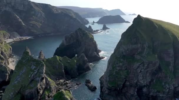 Glenlough Körfezi 'ndeki Cobblers Kulesi' nin üzerinde Donegal 'de Port ve Ardara arasında uçmak Ireland Körfezi' nin en ücra köşesidir. — Stok video