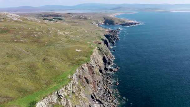 Вид з повітря на берегову лінію Мармелан і Фалькорріб на південь від Дангло (графство Донегол - Ірландія). — стокове відео
