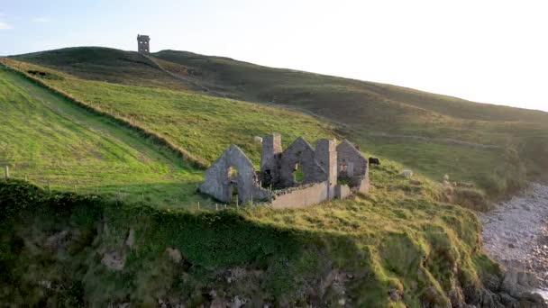 I resti della fabbrica di alghe 1790-1805 Teach Dearg o della Casa Rossa a Crohy head vicino a Maghery, Dunloe, Contea di Donegal - Irlanda — Video Stock