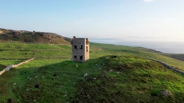 Luchtfoto van de Crohy Head Signal Tower bij Maghery by Dungloe - Ierland — Stockvideo