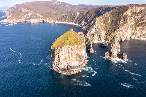 Vista aérea de Tormore Island por Puerto entre Ardara y Glencolumbkille en el Condado de Donegal - La pila de mar más alta de Irlanda — Foto de Stock