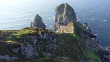 Glenlough Körfezi 'ndeki Cobblers Kulesi' nin üzerinde Donegal 'de Port ve Ardara arasında uçmak Ireland Körfezi' nin en ücra köşesidir.