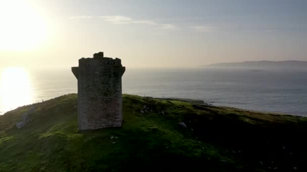 Vista aérea de la Crohy Head Signal Tower en Maghery por Dungloe - Irlanda — Vídeo de stock