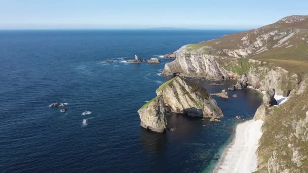 Zatoka Glenlough pomiędzy portem a Ardarą w hrabstwie Donegal jest najbardziej odległą zatoką w Irlandii — Wideo stockowe