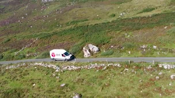 Donegal, Irlanda - 07 de setembro de 2021: DPD van dirigindo na estrada costeira — Vídeo de Stock