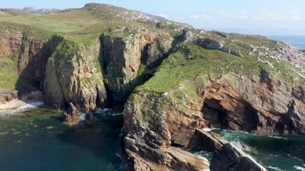 Crohy Head Sea Arch, County Donegal, İrlanda 'daki kayaların hava görüntüsü.. — Stok video