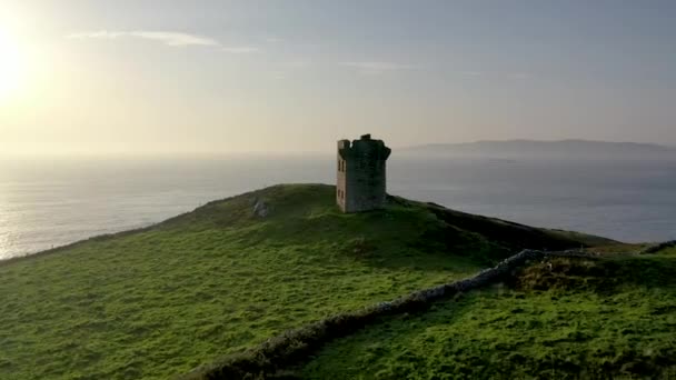 Вид з повітря на острів Тормор через порт між Ардарою і Гленколлє в графстві Донегал - найвищий морський стек в Ірландії. — стокове відео