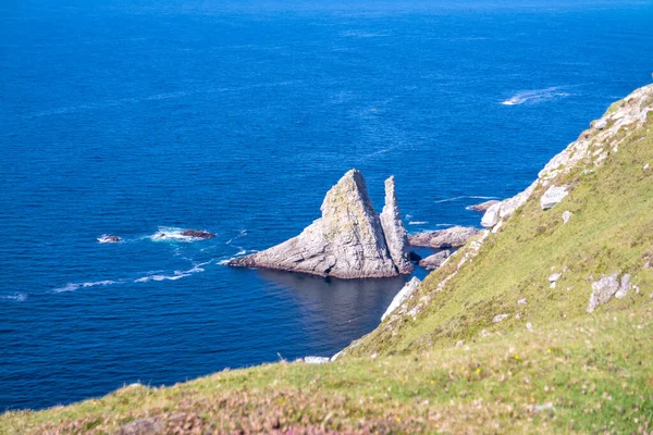Буідеальний морський стек в графстві Донегол - найвищий морський стек в Ірландії. — стокове фото