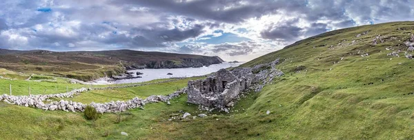 Aldeia abandonada num porto entre Ardara e Glencolumbkille no condado de Donegal - Irlanda. — Fotografia de Stock