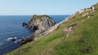 Ardara ve Glencolumbkille arasındaki Torlaydon Adası İrlanda 'nın en yüksek deniz yığını..