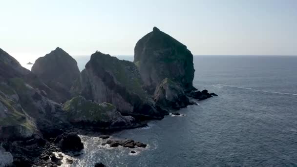 Vue Aérienne de Tormore Island by Port entre Ardara et Glencolumbkille dans le Comté de Donegal - La plus haute pile maritime d'Irlande — Video