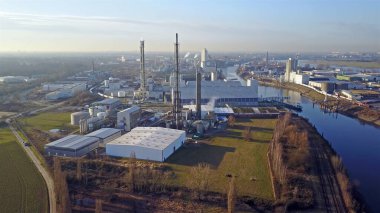Krefeld, Almanya - 15 Şubat 2017: Krefeld, Almanya limanında gübre üretimi