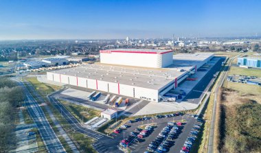 Krefeld, Almanya - 15 Şubat 2017: Bauhaus ürünlerini Krefeld, Almanya 'nın turizm limanından naklediyor