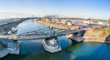 Krefeld, Almanya - 15 Şubat 2017: Tarihi çizim köprüsü Almanya 'nın Krefeld kentindeki Ren limanına bağlandı