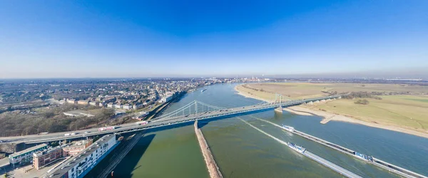 Воздушный мост между Крефельдом и Дуйсбургом — стоковое фото