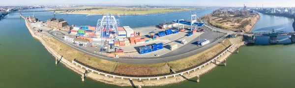 Krefeld, Alemanha - 15 de fevereiro de 2017: O porto do Reno em Krefeld contêiner de transporte para o mundo — Fotografia de Stock