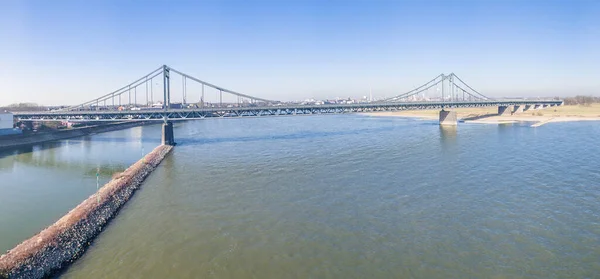 Luchtfoto van de brug tussen Krefeld en Duisburg — Stockfoto