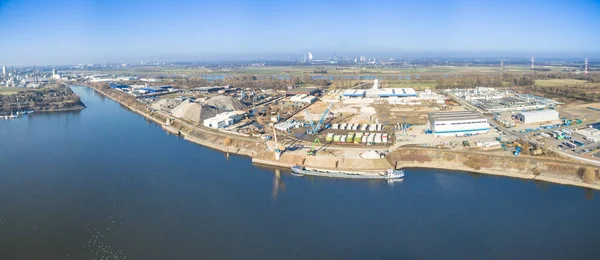 Krefeld, Germany - February 15, 2017 : The companys MFG, Accurec,Felbmayr,Kloesters and Air Liquide producing in the turnaround harbour of Krefeld, Germany — Stock Photo, Image