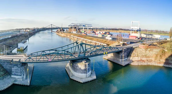 Krefeld, Γερμανία - 15 Φεβρουαρίου 2017: Η ιστορική γέφυρα έλξης συνδέει τη Linn με το λιμάνι του Ρήνου στο Krefeld, Γερμανία — Φωτογραφία Αρχείου