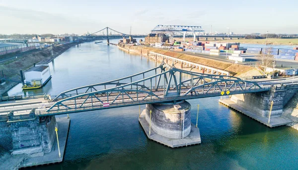 Krefeld, Γερμανία - 15 Φεβρουαρίου 2017: Η ιστορική γέφυρα έλξης συνδέει τη Linn με το λιμάνι του Ρήνου στο Krefeld, Γερμανία — Φωτογραφία Αρχείου