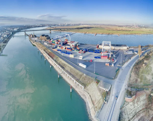 Krefeld, Duitsland - 15 februari 2017: De Rijnhaven in Krefeld zeecontainer ter wereld — Stockfoto