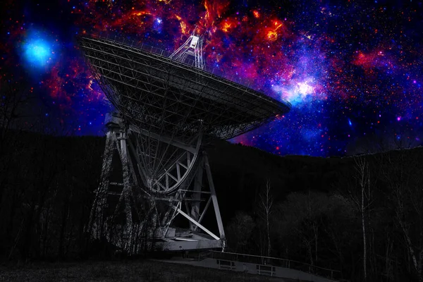 Concepto de escuchar al cielo con radiotelescopio - Algunos elementos proporcionados por la NASA — Foto de Stock