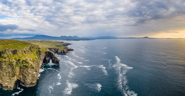 ドニゴール州の大理石のアーチの空中ビュー-アイルランド — ストック写真
