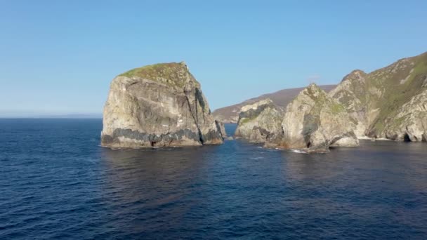 Volare verso Cnoc na Mara, lo stack nascosto e Tormore Island a Glenlough Bay tra Port e Ardara nella contea di Donegal è la baia più remota d'Irlanda — Video Stock