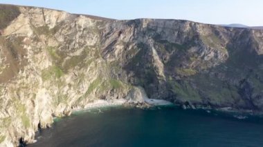 Arkanara ve Glencolumbkille arasındaki limanda Tormore Adası 'nın tepesinde uçmak İrlanda' nın en yüksek deniz yığını.